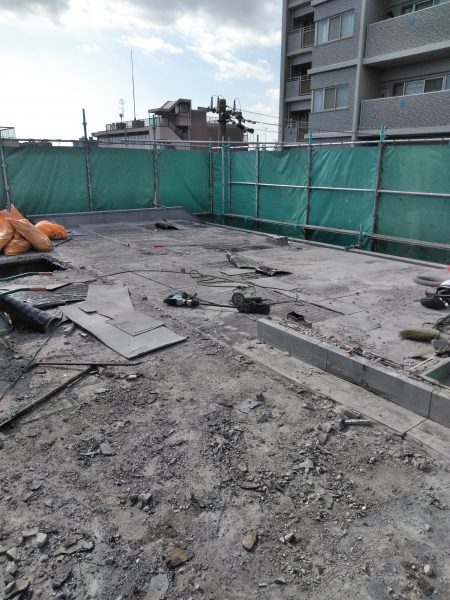 大阪市ビル解体工事 屋上解体　防水シートのケレン作業